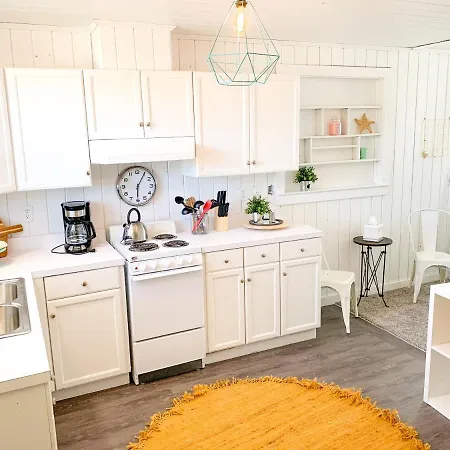 Budget Friendly Bungalow Within Walking Distance To The Beach!